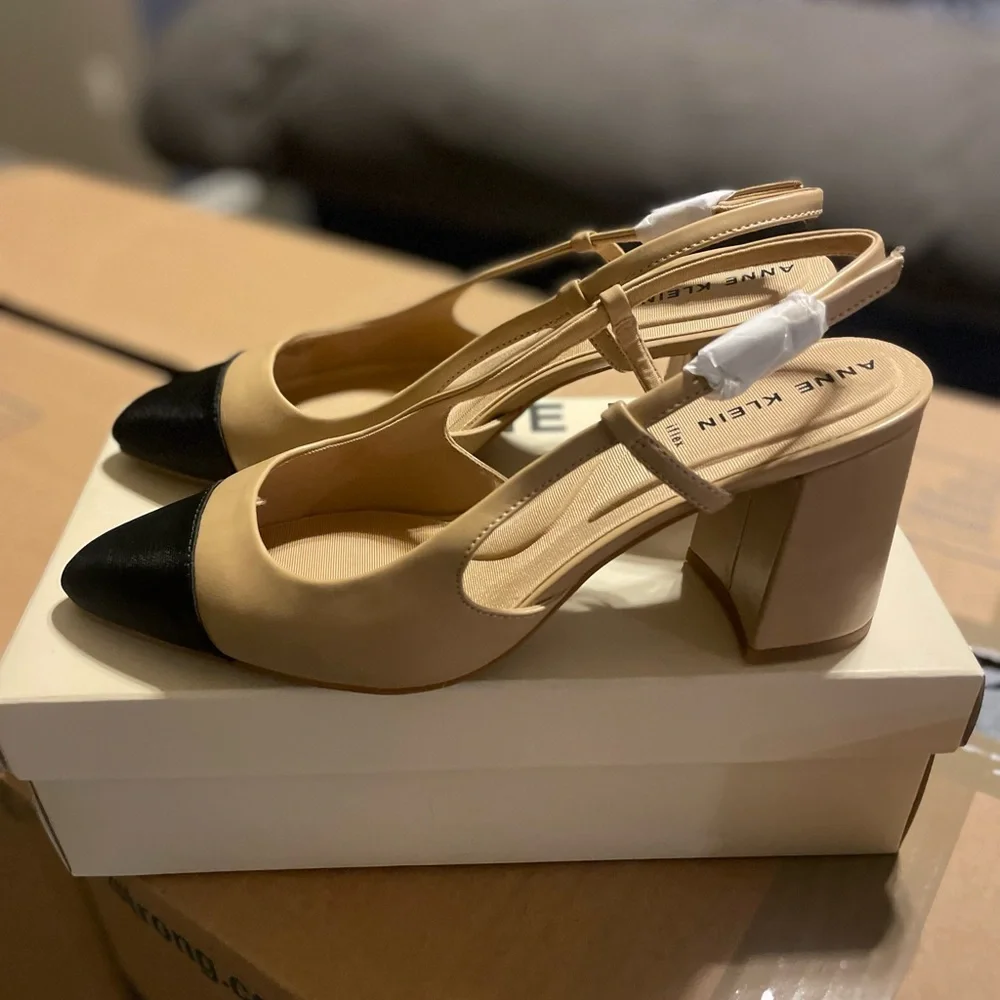Elegant Tan and Black Slingback Heels - Picture 2 of 4